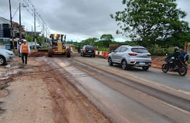 Los vehículos que salen de Luque deben utilizar la banquina para avanzar.