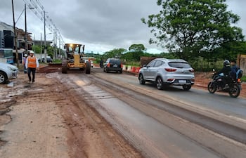 Los vehículos que salen de Luque deben utilizar la banquina para avanzar.