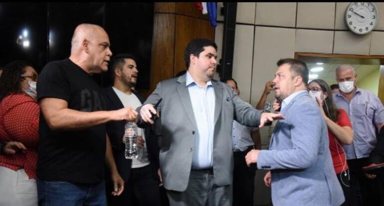 Basilio Núñez amaga pelear contra Colym Soroka, pero es protegido por su escolta  Fernando Sebastián Rolón Toja.