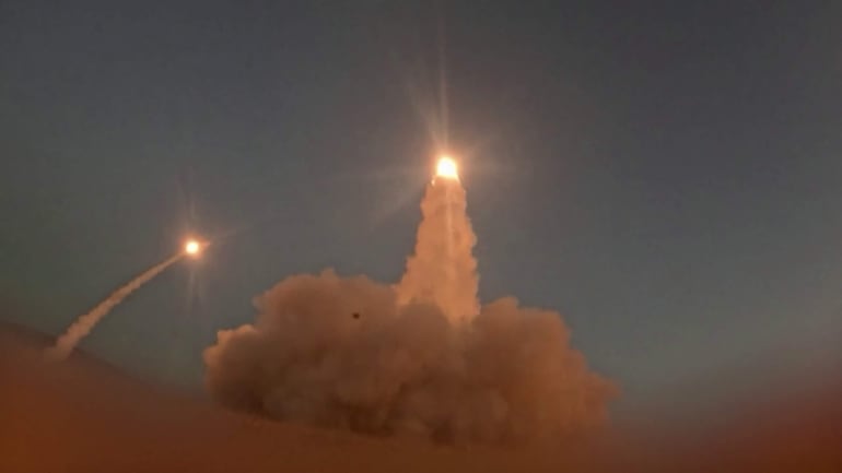 Captura de un video publicado por la Guardia Revolucionaria iraní que supuestamente muestra el lanzamiento de misiles contra objetivos estadounidenses en Bareín y Kuwait.