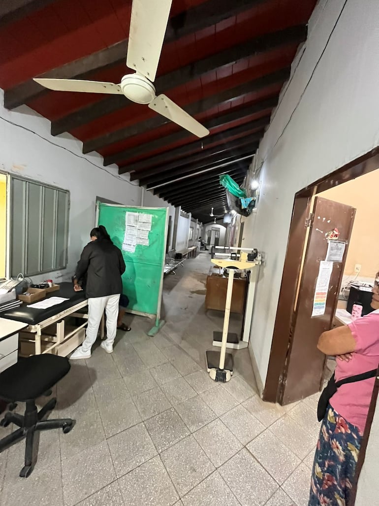 Los pacientes son atendidos en los pasillos del Centro de Salud de Pirayú.