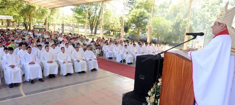 Mons. Ricardo Valenzuela predica a los seminaristas en la clausura del año lectivo.