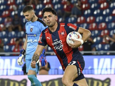 Jonatan Torres, jugador de Cerro Porteño, celebra un gol en el partido frente a Atlético Tembetary por la regularización de la fecha 11 del torneo Clausura 2025 de la Primera División de Paraguay en el estadio La Nueva Olla, en Asunción, Paraguay.