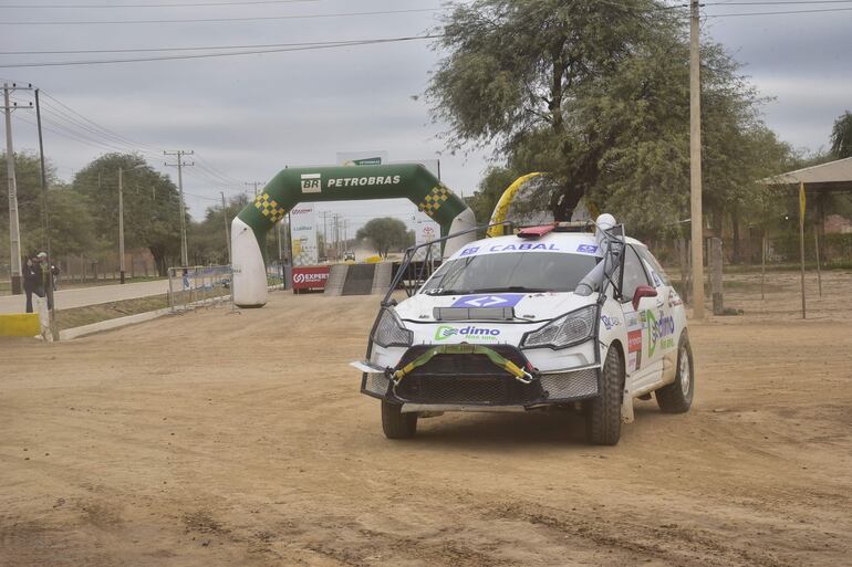 El Citroën DS3 R3T Max de Diego Cruz pasando por detrás de la rampa en Mariscal Estigarribia.