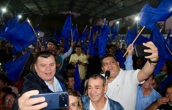 Dionisio Amarilla, la intendenta saliente de Mariano Roque Alonso Carolina Aranda, el eterno concejal liberal Delio Saldívar y el candidato de consenso a la intendencia de MRA diputado Marcelo Salinas.