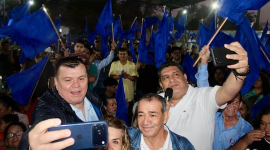Dionisio Amarilla, la intendenta saliente de Mariano Roque Alonso Carolina Aranda, el eterno concejal liberal Delio Saldívar y el candidato de consenso a la intendencia de MRA diputado Marcelo Salinas.