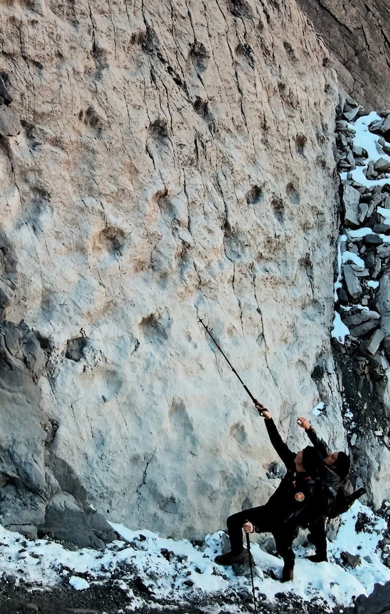 ROMA, 18/12/2025.-En el Parque Nacional de Stelvio, en los Dolomitas italianos, se ha descubierto lo que todos llaman ya el valle de los dinosaurios: miles de huellas fósiles estampadas en las paredes verticales inaccesibles de la montaña por los llamados 'prosaurópodos', dinosaurios herbívoros de cuello largo que poblaron estas zonas hace 210 millones de años, en el Triásico Tardío. EFE/ Elio Della Ferrera // SOLO USO EDITORIAL/SOLO DISPONIBLE PARA ILUSTRAR LA NOTICIA QUE ACOMPAÑA (CRÉDITO OBLIGATORIO)
