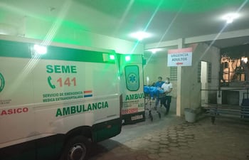Dos trabajadores de salud en uniforme claro trasladan a Milciades Ramón Benítez en camilla hacia un área de emergencia.