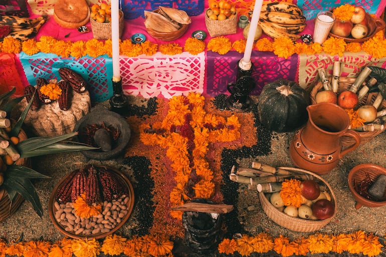 El banquete de la memoria también mezcla conceptos: Frutas de temporada, calabaza, maíz, papel picado y una cruz trazada con pétalos de cempasúchil componen la ofrenda tradicional mexicana para recibir a los difuntos. Foto: Chris Luengas (Pexels)
