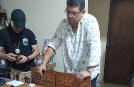 Ramón Isacio Arrúa Fernández, gerente de seguridad del Silvio Pettirossi, fue detenido el 1 de diciembre de 2023 tras su llegada al país desde Colombia, donde participó de un curso de actualización sobre seguridad aeroportuaria en marco de la Operaciónm Scanner. En su casa, que fue allanada, se incautaron billetes en guaraníes, dólares y pesos argentinos, cuya suma superaría los G. 200 millones.