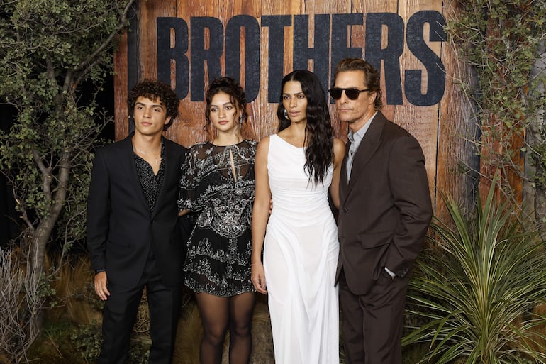 Los jovencitos Vida y Levi Alves McConaughey posando con sus padres Camila Alves y Matthew McConaughey en la premier de la serie 'Brothers' en Los Ángeles, California. (EFE/EPA/CAROLINE BREHMAN)