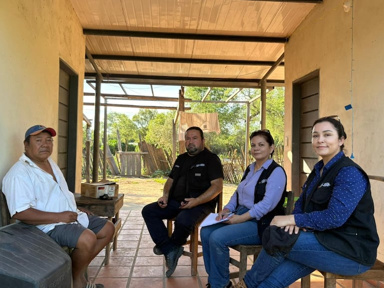 Técnicos de la Dirección de Documentación y Promoción de Lenguas indígenas se entrevistas con miembros de la comunidad San Eugenio del pueblo Manjui.