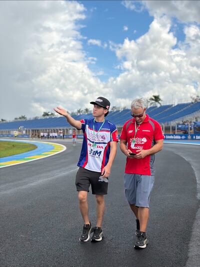 Nico Torrez (izquierda), acompañado por Pedro Valiente, representa nuevamente a Paraguay en el motociclismo a nivel internacional.