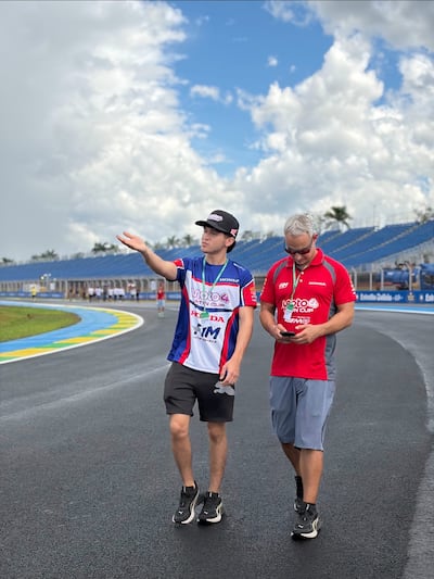 Nico Torrez (izquierda), acompañado por Pedro Valiente, representa nuevamente a Paraguay en el motociclismo a nivel internacional.
