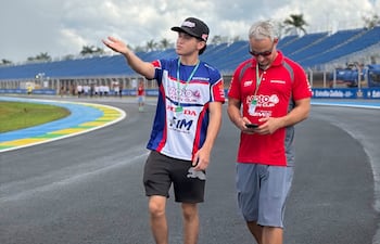 Nico Torrez (izquierda), acompañado por Pedro Valiente, representa nuevamente a Paraguay en el motociclismo a nivel internacional.