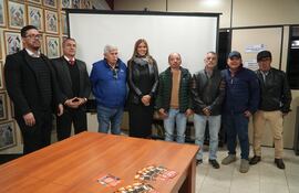 Lorena Rojas (c), de la organización Apoja; junto José Ruiz, de Seprelad; y Vladimir Arce, de Conajzar. El intendente de Limpio, Optaciano Gómez V.; y otros miembros de la comisión directiva de Apoja luego de una jornada de capacitación. (gentileza)