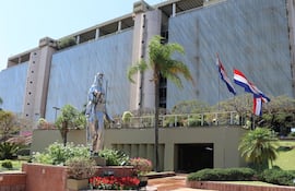 El financiamiento del Estado descansa mayormente en el sistema financiero doméstico. Foto: Fachada del Banco Central del Paraguay (BCP).