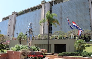 El financiamiento del Estado descansa mayormente en el sistema financiero doméstico. Foto: Fachada del Banco Central del Paraguay (BCP).