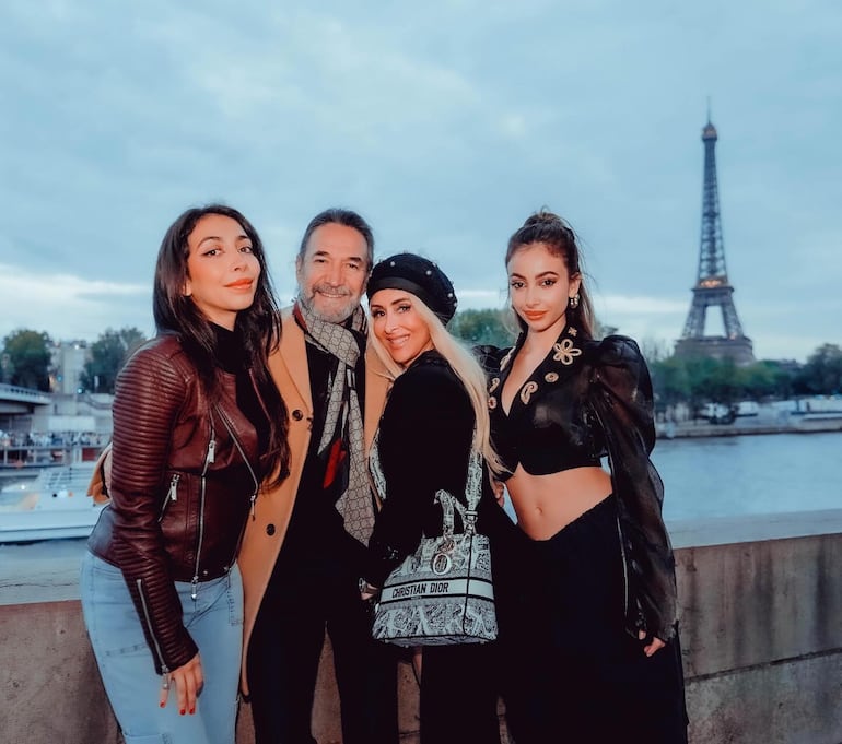 Marco Antonio y Cristy Solís con sus hijas Alison y Mar. (Instagram/Marco Antonio Solís)