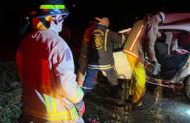 Bomberos intervienen tras un accidente fatal en la colonia Guavirá de la ciudad de Cerro Corá.