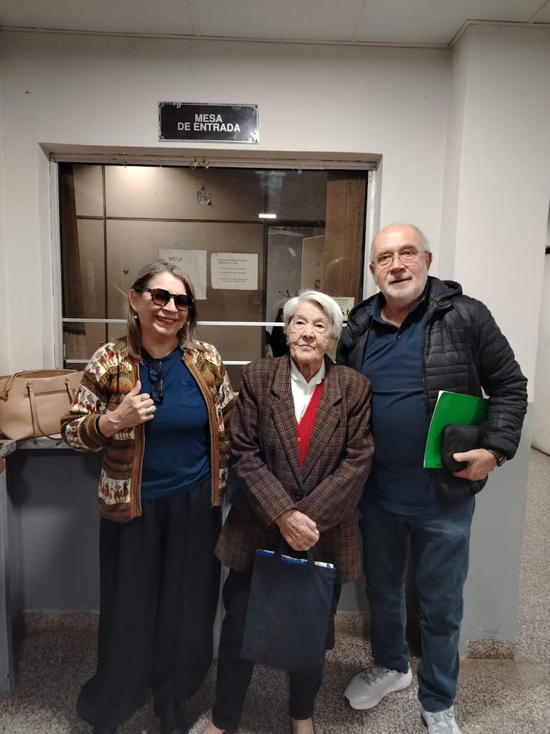 Vecinos de Las Mercedes presentaron ante la Intendencia de Asunción una denuncia y pedido de intervención ante la proliferación de locales comerciales, en especial gastronómicos, en una zona residencia. Aseguran que los locales no cumplen con los requerimientos legales.