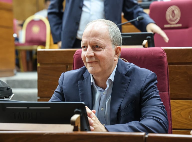 El ministro Carlos Fern&aacute;ndez Valdovinos, durante una reuni&oacute;n de trabajo con la Comisi&oacute;n de Legislaci&oacute;n del Senado y diferentes gremios sobre el proyecto de reforma del sistema de jubilaciones y pensiones del sector p&uacute;blico o la Caja Fiscal, en el Congreso Nacional.
