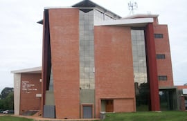 El Consejo Directivo de la Facultad de Ingeniería de la Universidad Nacional de Asunción (FIUNA) decidió que el siguiente periodo de exámenes de admisión será realizado en el año 2022, y que en adelante se tendrá una sola convocatoria anual.