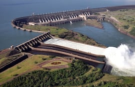Represa hidroeléctrica Itaipú, con una de las canaletas del vertedero abierta (foto de archivo).