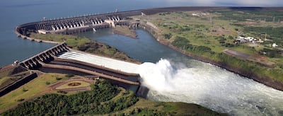 Represa hidroeléctrica Itaipú, con una de las canaletas del vertedero abierta (foto de archivo).