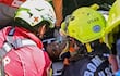 Un equipo internacional de rescate ayuda a un sobreviviente de los terremotos gemelos de Venezuela en Catia La Mar, estado La Guaira, Venezuela, el 2 de julio de 2026, ocho días después del sismo. Hernán Gil, un guardia de seguridad de 43 años, había quedado sepultado en la caseta del edificio de siete pisos donde trabajaba en Catia La Mar, una zona costera del estado La Guaira devastada por el desastre.