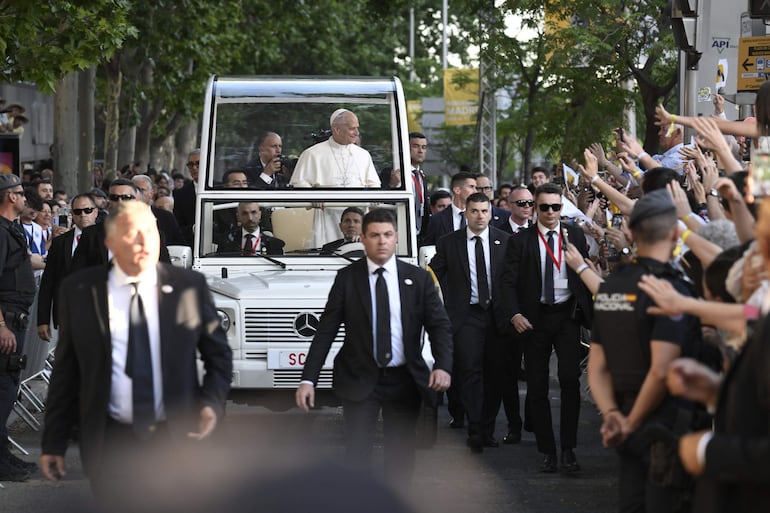 El Papa León XIV llega para dirigir una vigilia de oración con jóvenes en la Plaza de Lima de Madrid, España, el 6 de junio de 2026.