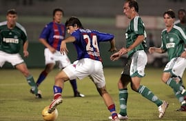José Domingo Salcedo, en acción ante Paulo Baier. "Mingo" había marcado uno de los goles de Cerro Porteño contra Palmeiras en la victoria azulgrana por 3-2 en Brasil, en el 2006.