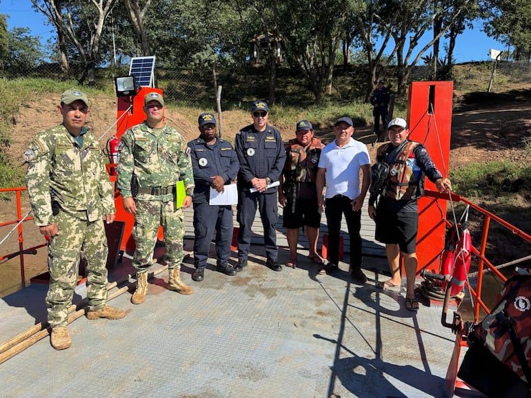 Militares paraguayos y brasileños, en compañía del intendente de San Carlos del Apa, Raimundo Lezcano (remera blanca) y los operarios de la balsa. San Carlos del Apa, río Apa.