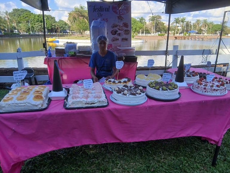 Oferta de postres, durante la feria en la Laguna Punta Porã, de Pedro Juan Caballero.
