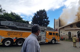 Un incendio de gran magnitud se registró en la tarde de hoy en la Catedral San Blas, el principal templo católico de la capital del Alto Paraná.