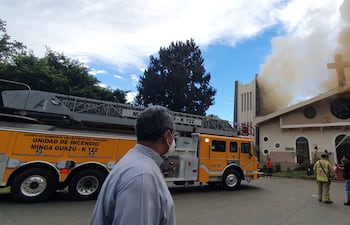 Un incendio de gran magnitud se registró en la tarde de hoy en la Catedral San Blas, el principal templo católico de la capital del Alto Paraná.