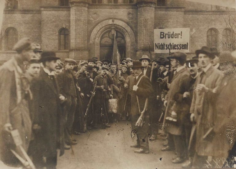 9 de noviembre de 1918 en Berlín. Ante el cuartel de los Ulanos de la Guardia, los soldados se solidarizan con los trabajadores en huelga. El cartel dice: "¡Hermanos! ¡No disparéis!"
