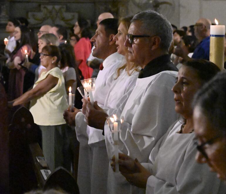 Mucha gente participó de la misa que proclamó la resurrección de Cristo.