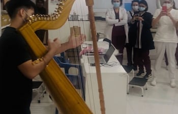 Martín Portillo More regaló una serenata a los enfermeros y enfermeras en su día