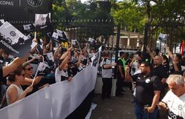 Así se preparaba la caravana para acompañar a Osvaldo Domínguez Dibb desde el club Olimpia.