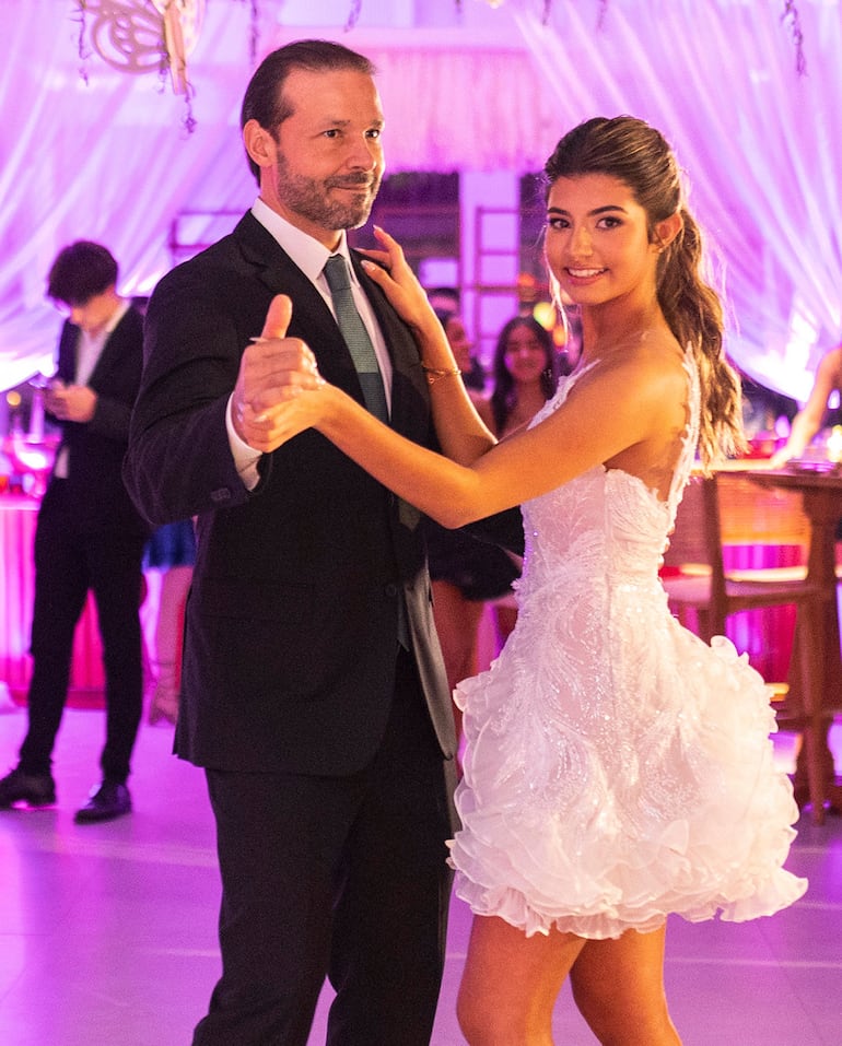 Bailando el vals con papá.