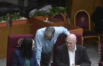 Walter Kobilansky conversa con Yolanda Paredes y José "Pakova" Ledesma durante la sesión.