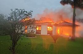 Vivienda incendiada tras ser alcanzado por un rayo en Nueva Toledo.
