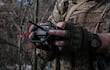 Un soldado ucraniano controla un dron cerca del frente de batalla en la zona de Kramatorsk, en la región ucraniana de Donetsk.