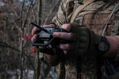 Un soldado ucraniano controla un dron cerca del frente de batalla en la zona de Kramatorsk, en la región ucraniana de Donetsk.