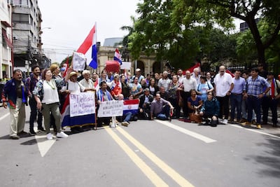 La ciudadanía se congregó ayer en inmediaciones de Congreso para repudiar la expulsión de la senadora Kattya González. Hoy anuncian movilización antes del inicio de Senado a las 9:00.