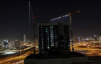 Misiles y drones sobre Emiratos Árabes Unidos, que activa defensa aérea. (archivo)