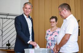 El principal candidato de extrema derecha de AFD, Bjoern Hoecke, vota en las elecciones regionales de Turingia. El triunfo de la extrema derecha en dos elecciones regionales en el este de Alemania el domingo provocó un terremoto político en el país y debilita aún más la coalición de centroizquierda de Olaf Scholz, cuando falta un año para las legislativas.