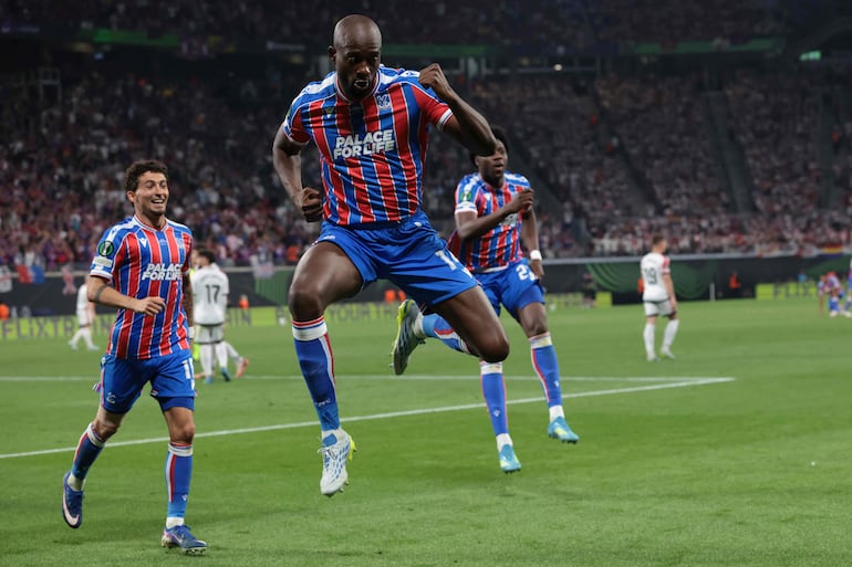 El francés Jean-Philippe Mateta, jugador del Crystal Palace, celebra un gol en el partido frente a Rayo Vallecano en la final de la Conference League en el Red Bull Arena, en Leipzig, Alemania.