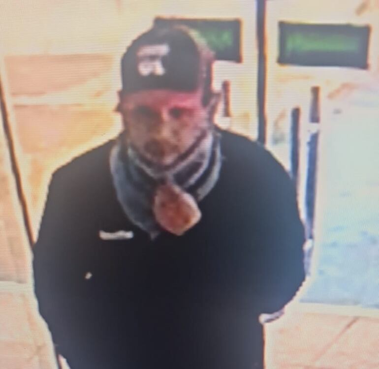 La Policía Nacional busca identificar al delincuente a través del circuito cerrado.